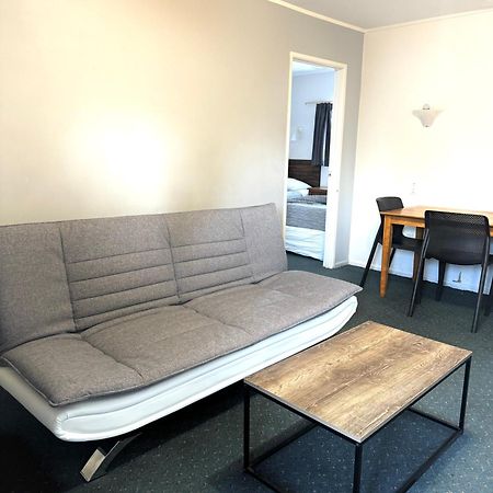 Papakura Pioneer Motor Lodge & Motel ภายนอก รูปภาพ